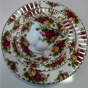 ROYAL ALBERT OLD COUNTRY ROSES 20-PIECE DINNERWARE SET, NEW